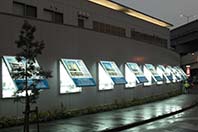 大阪府松原市の葬儀会館様の壁面に1.8ｍ角の電飾看板を10台設置させていただきました。
今後のメンテナンス費用の低減のため、広告面はFFシートにし蝶番にて開閉式にしています。