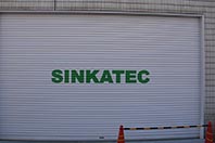 SINKATEC シャッター書き文字.jpg